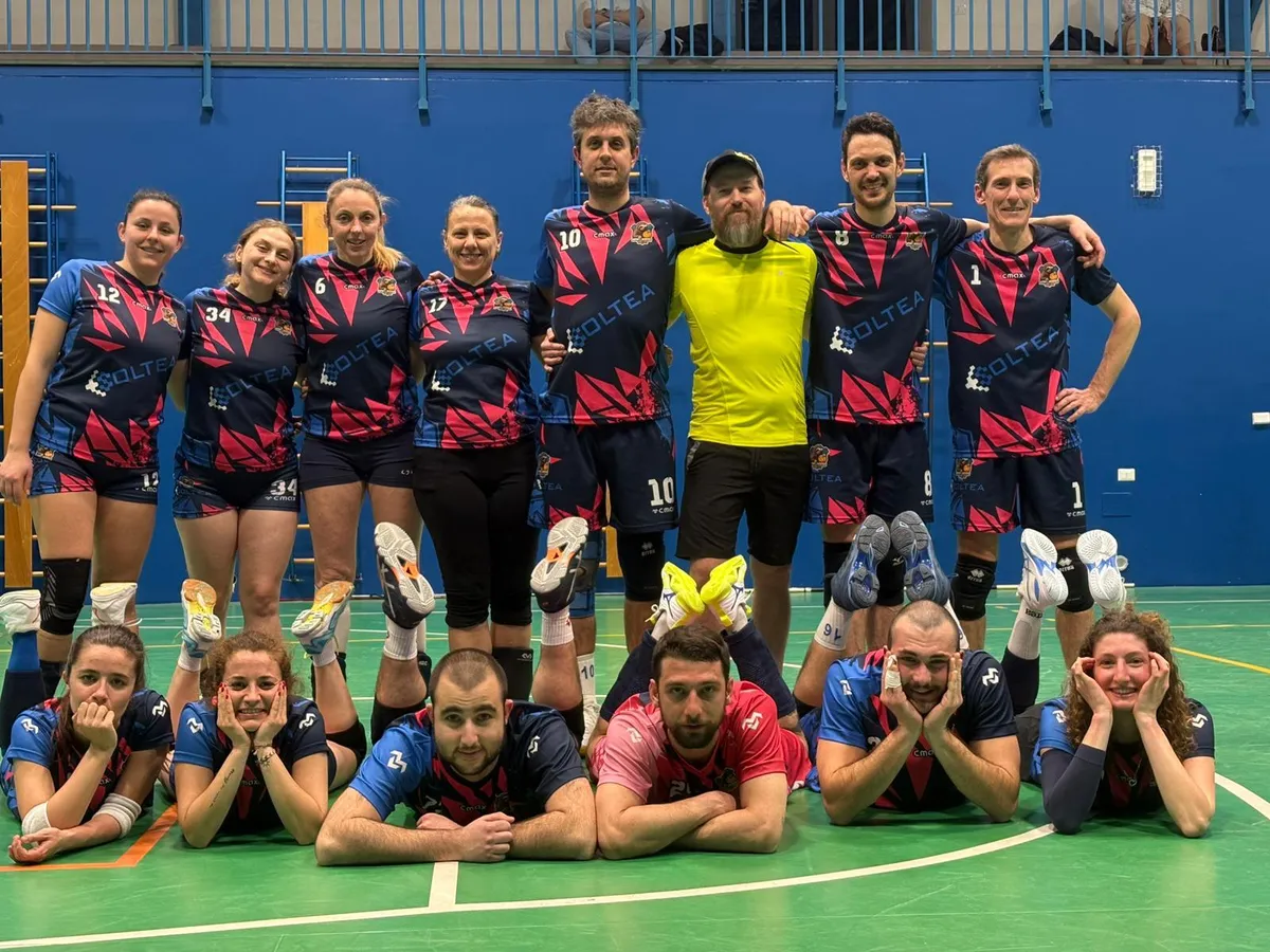 Squadra A.S.D. Oratorio Monterosso con le divise sponsorizzate Soltea